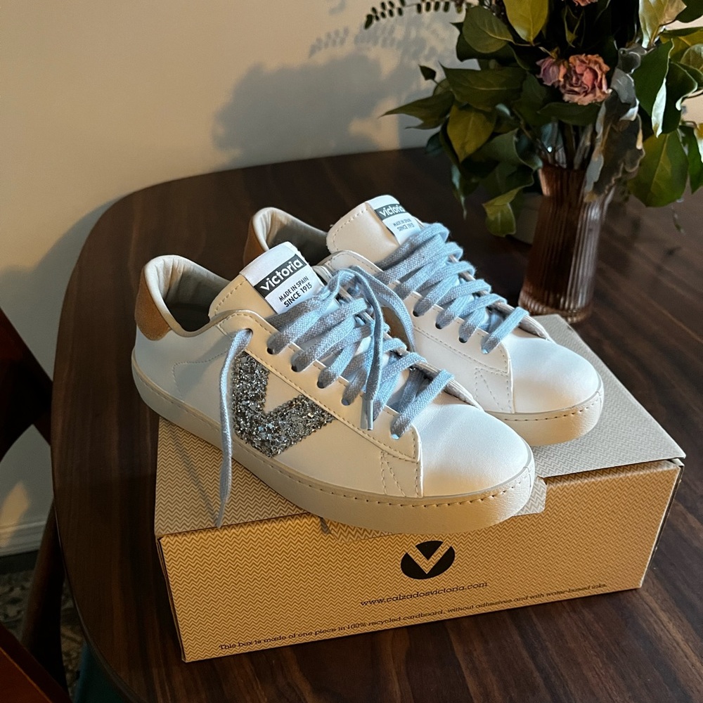 I got this babes in Spain the brand is Victoria brand new, European 38, USA 7